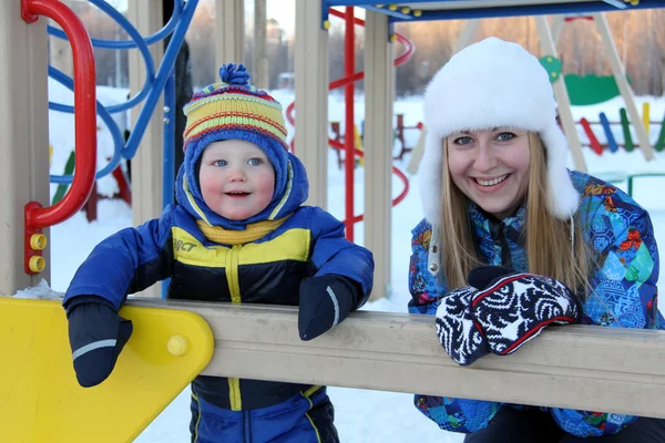 Genç anne ve oğlu kış Park'ta yürüyordunuz — Stok fotoğraf
