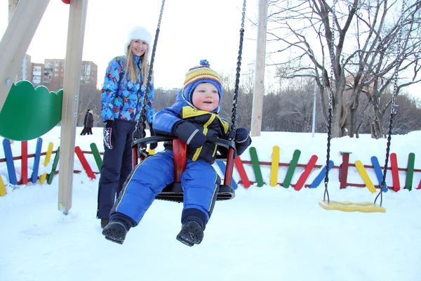 Genç anne ve oğlu kış Park'ta yürüyordunuz