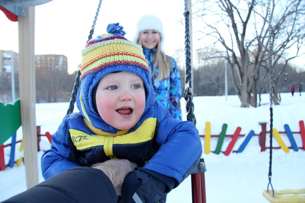 Kış Park'ta yürüyordunuz erkek bebek