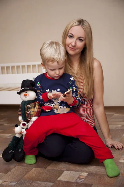 Domů portrét mladé matky a jejího syna — Stock fotografie