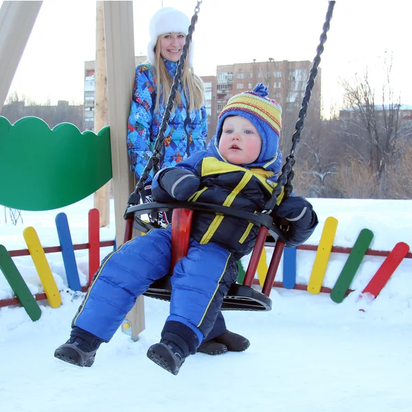 Mladá matka a syn v zimě parku — Stock fotografie