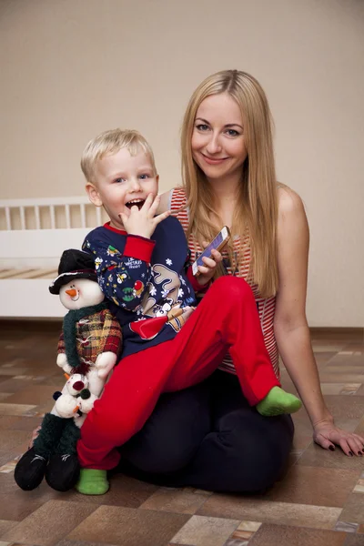 Domů portrét mladé matky a jejího syna — Stock fotografie