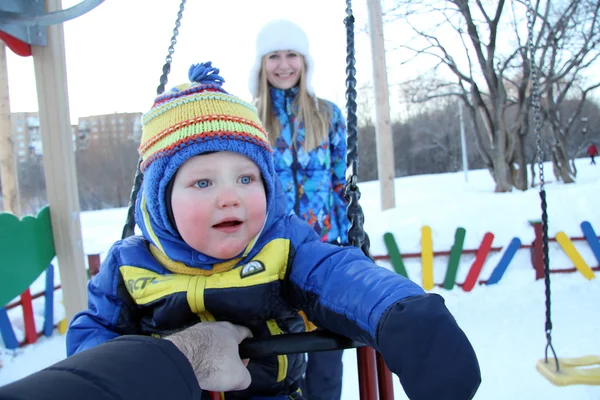 Babyjongen wandelen in winter park — Stockfoto