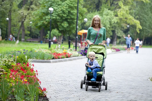 Mamma med två år gamla son i sommaren park — Stockfoto