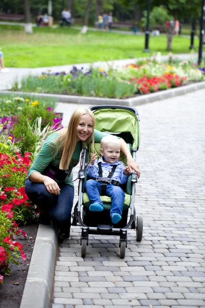 Madre con figlio di due anni nel parco estivo — Foto Stock