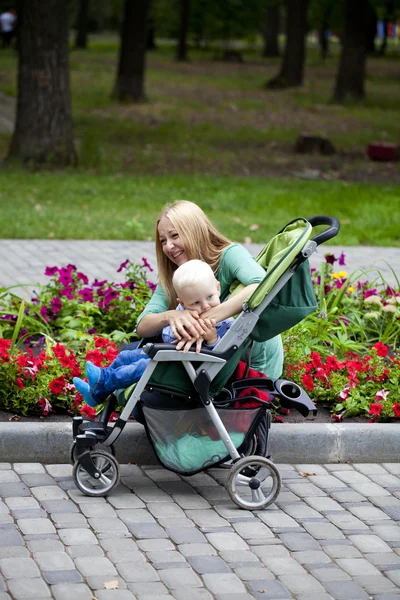 Matka s dvěma letý syn v letním parku — Stock fotografie