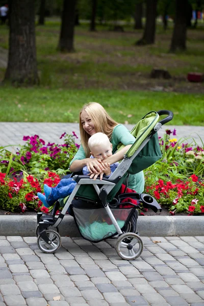 Anya a két éves fiú nyári park — Stock Fotó