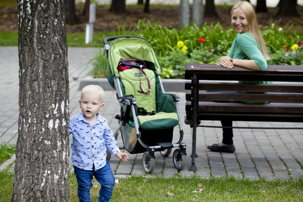 Matka z 2-letniego syna w lato park — Zdjęcie stockowe