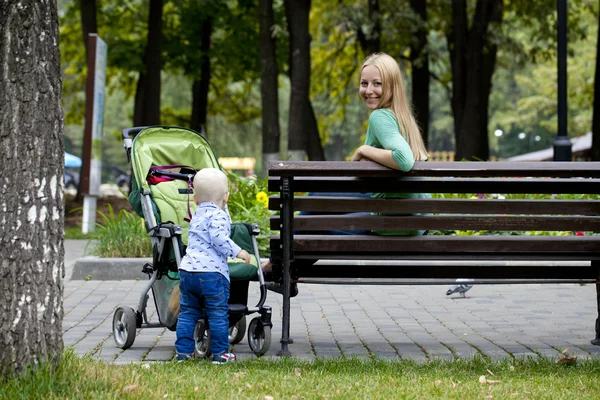 Мати з дворічним сином в літньому парку — стокове фото
