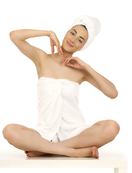 Junge Frau wickelte Handtuch isoliert auf weißem Hintergrund — Stockfoto