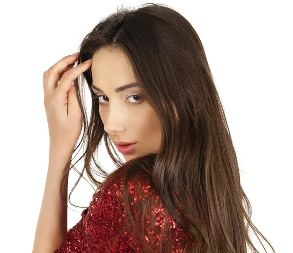 Bella giovane modella in abito rosso in posa in studio su un whi — Foto Stock