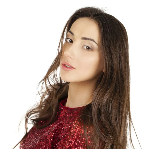 Vacker ung modell i röd klänning poserar i studion på en whi — Stockfoto