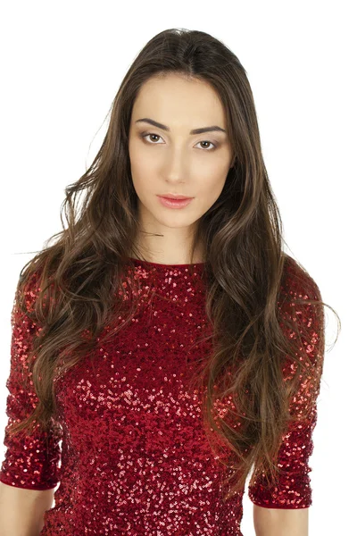 Krásná mladá model v červených šatech, které vystupují v ateliéru na whi — Stock fotografie