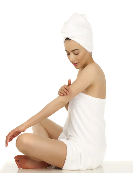 Młoda kobieta owinięty ręcznikiem na białym tle — Zdjęcie stockowe