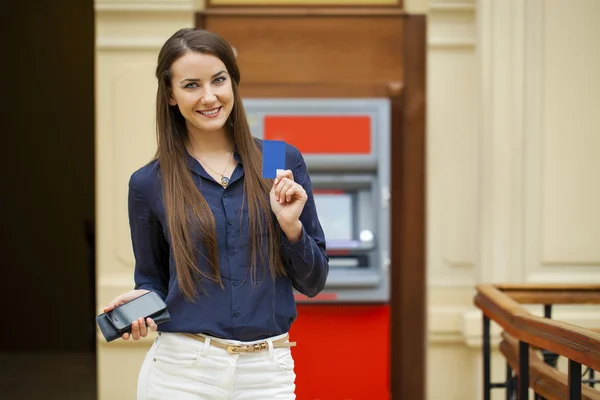 Giovane donna bruna felice ritirare soldi dalla carta di credito a — Foto Stock