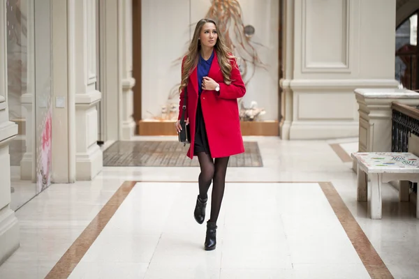 Mulher loira bonita feliz no casaco vermelho — Fotografia de Stock