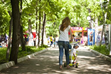 Anne ve küçük oğlu yaz parkta oynamak 