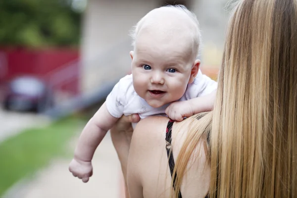 Glückliche Mutter und ihr kleiner Sohn im Freien — Stockfoto