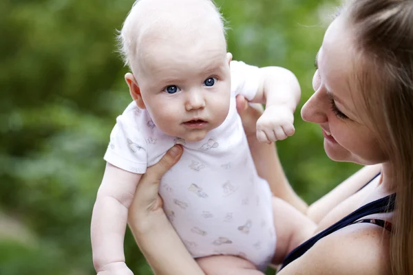 Feliz madre y su pequeño hijo al aire libre sesión — Foto de Stock