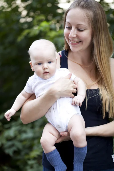 Щаслива мати і її маленький син на відкритому повітрі сесії — стокове фото