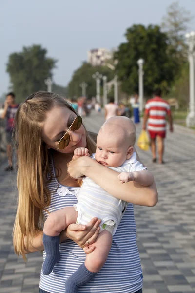 Matka a její malý syn venkovní sezení — Stock fotografie