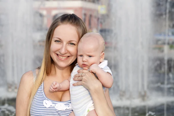 Mãe e seu filho pequena sessão ao ar livre — Fotografia de Stock