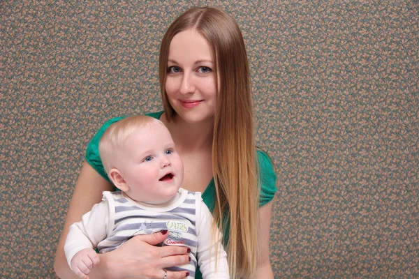 Mãe e seu filho em casa — Fotografia de Stock