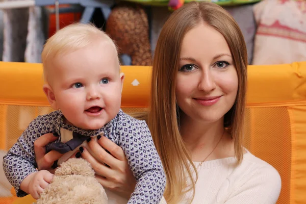 Moeder en haar zoontje thuis — Stockfoto