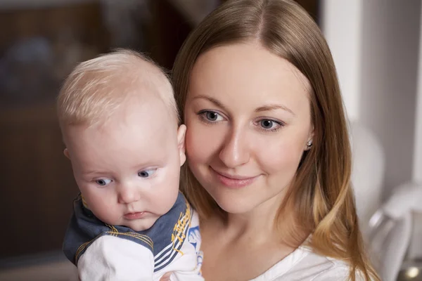 Matka a její malý syn doma — Stock fotografie