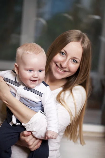 Moeder en haar zoontje thuis — Stockfoto