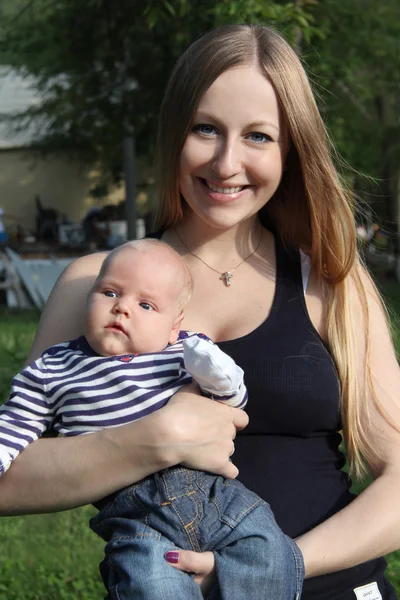 Gelukkig moeder en haar zoontje buitenshuis sessie — Stockfoto