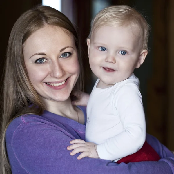 Moeder en haar zoontje thuis — Stockfoto