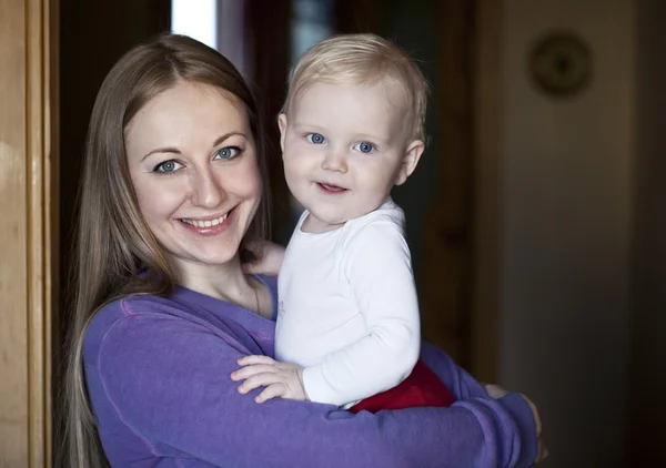 Moeder en haar zoontje thuis — Stockfoto