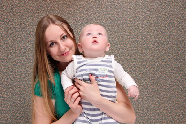 Moeder en haar zoontje thuis — Stockfoto