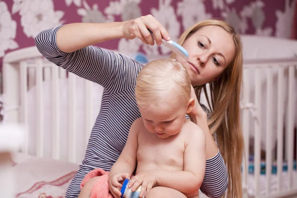 Image de mère heureuse avec adorable bébé garçon — Photo