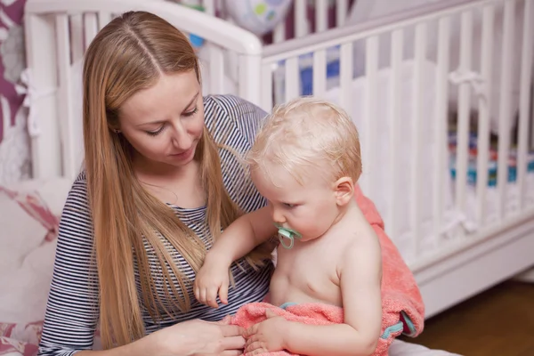 Foto van de gelukkige moeder met schattige babyjongen — Stockfoto