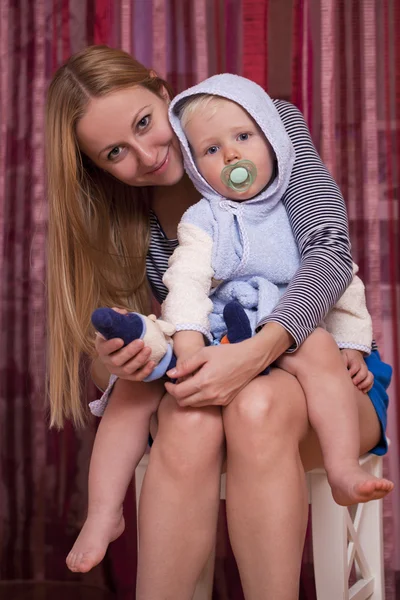 Foto de madre feliz con adorable bebé niño — Foto de Stock