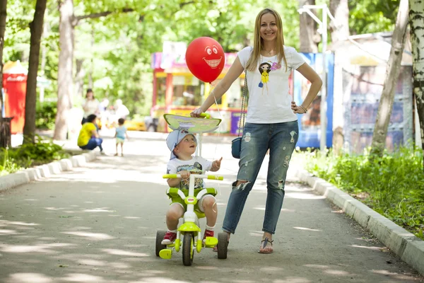 Madre e piccolo figlio giocano nel parco estivo — Foto Stock