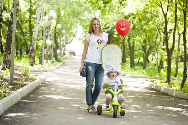 Mamma och Lille son spelar i sommar park — Stockfoto