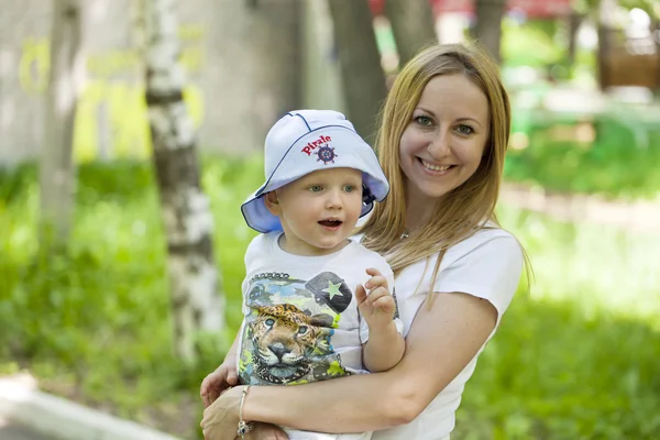 Mother and little son play in summer park — Stock Photo, Image
