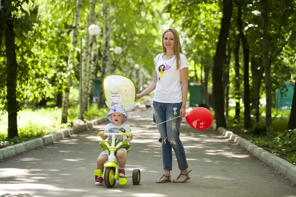 Madre e piccolo figlio giocano nel parco estivo — Foto Stock