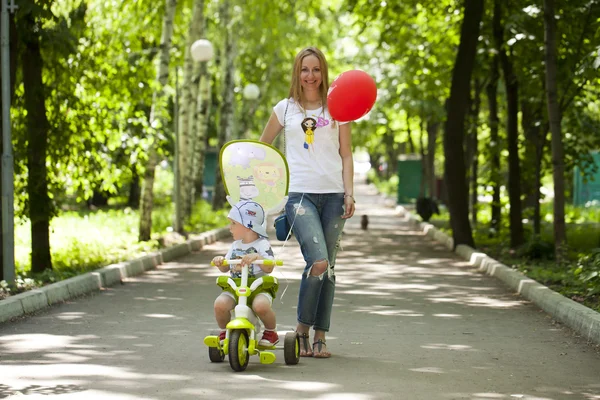 Mamma och Lille son spelar i sommar park — Stockfoto