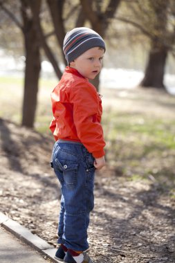 Turuncu jaket ve mavi jeans erkek bebek