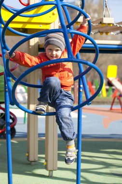 Üç yıllık genç çocuk oyun