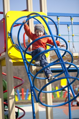 Üç yıllık genç çocuk oyun