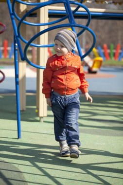 Üç yıllık genç çocuk oyun