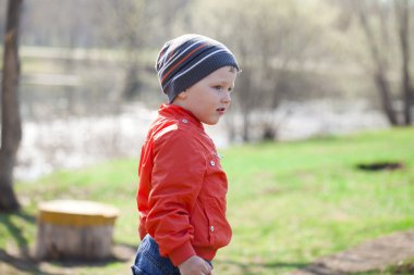 Turuncu jaket ve mavi jeans erkek bebek