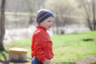 Turuncu jaket ve mavi jeans erkek bebek