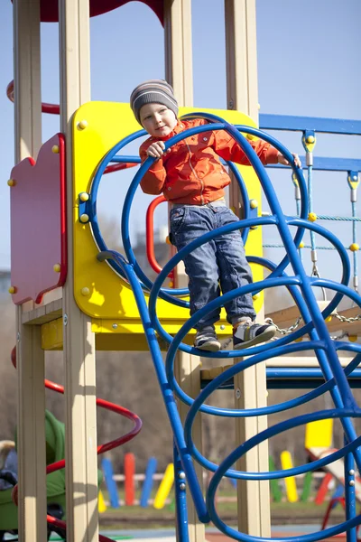 Трехлетний мальчик на детской площадке — стоковое фото