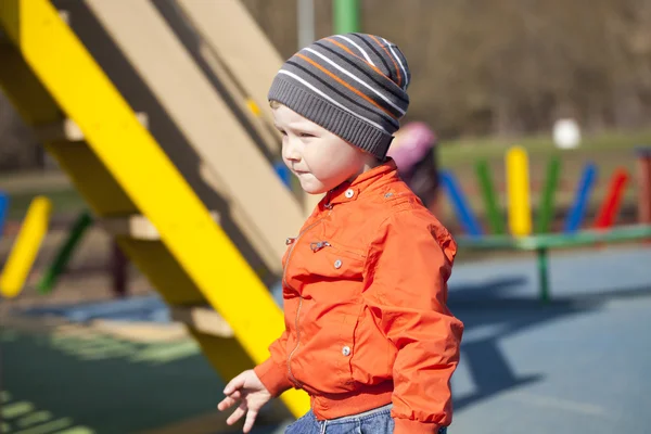 オレンジ色のジャケットとジーパンで男の子の赤ちゃん — ストック写真